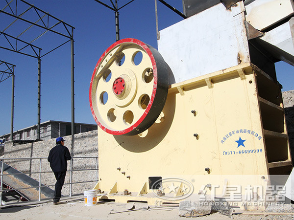 顎式破碎機生產(chǎn)現(xiàn)場 顎式破碎機生產(chǎn)現(xiàn)場